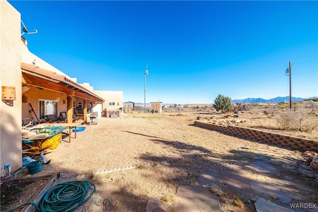 view of yard featuring a mountain view