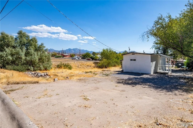 view of yard with a mountain view