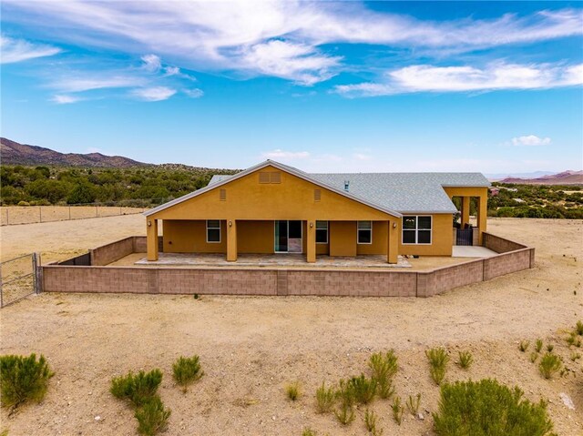 9076 E Mountain Shadow Rd, Kingman, AZ 86401 - view of front facade with a mountain view, stucco siding, and a patio