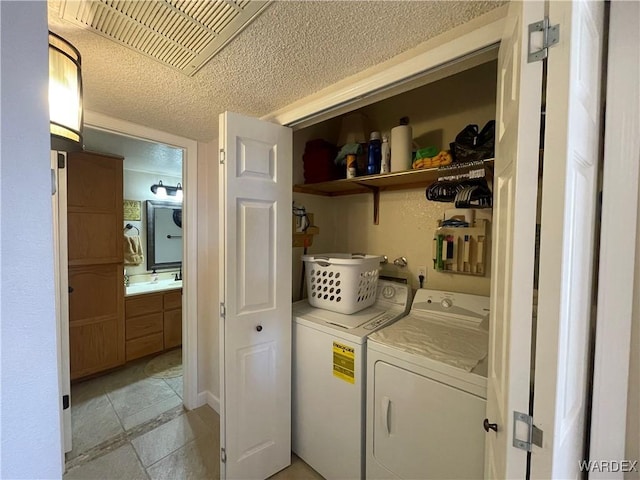 washroom with a textured ceiling, laundry area, independent washer and dryer, and visible vents