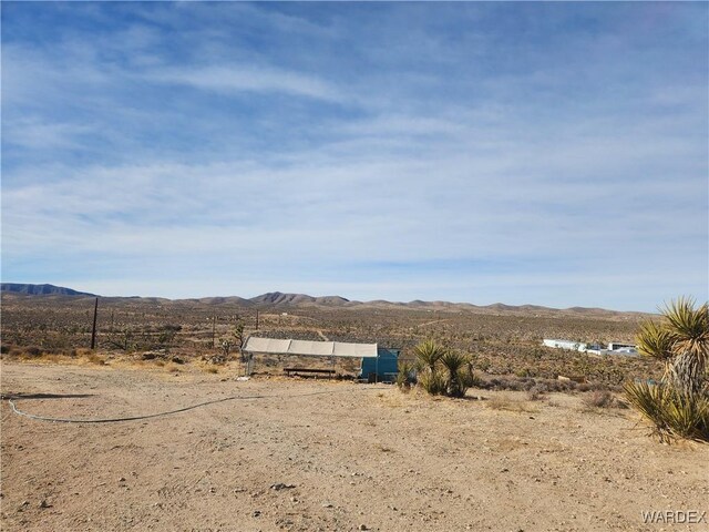 view of yard featuring a mountain view