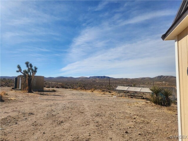 view of yard featuring a mountain view