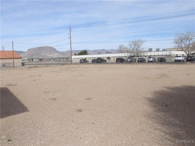 view of yard featuring a mountain view