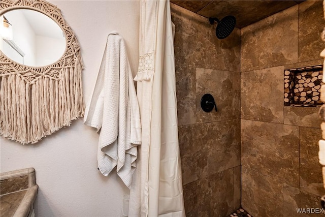 bathroom featuring tiled shower