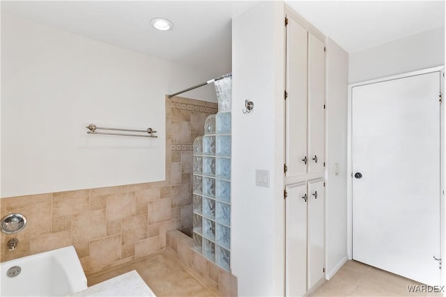 full bath with tile patterned floors, a bathing tub, and a shower with curtain