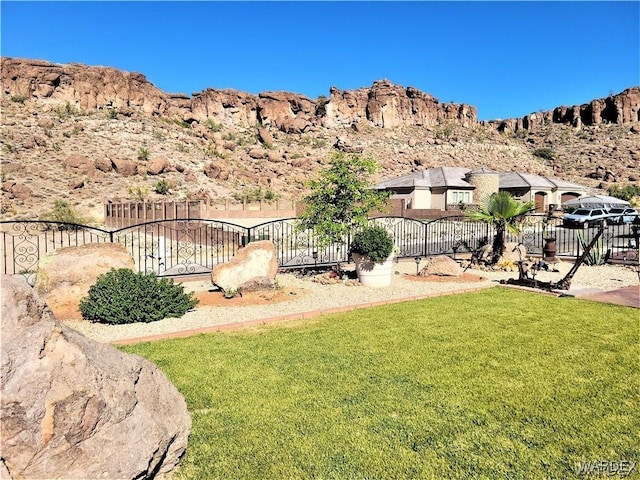 view of yard with fence and a mountain view