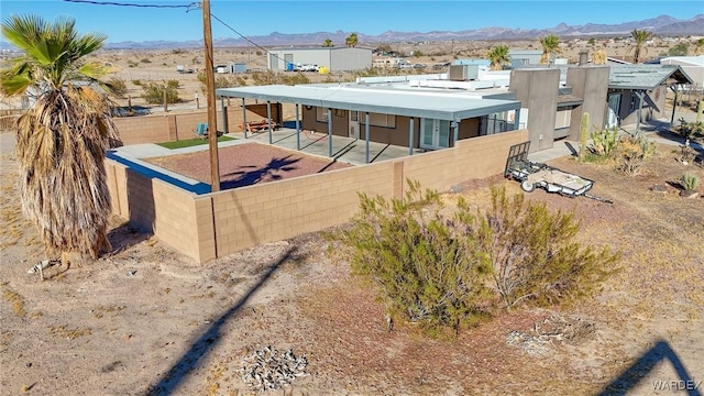 view of front of property featuring a fenced backyard and a mountain view