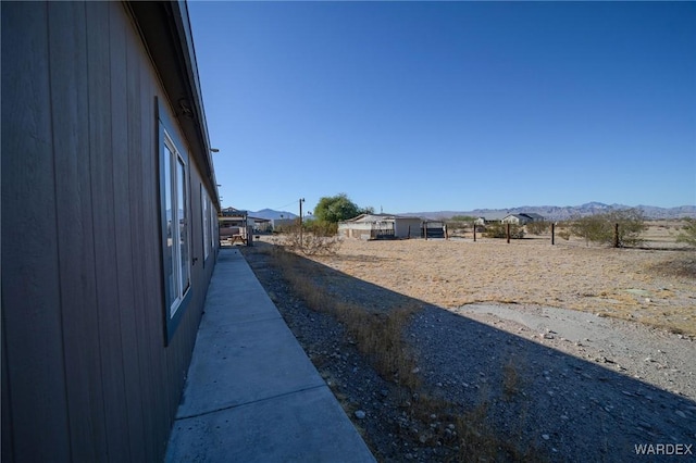 view of yard featuring a mountain view