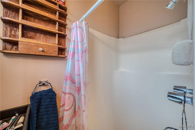 bathroom featuring a shower with shower curtain