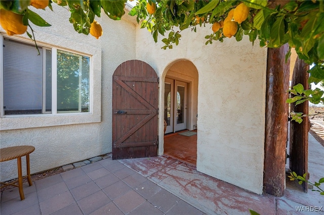 doorway to property with a patio area and stucco siding