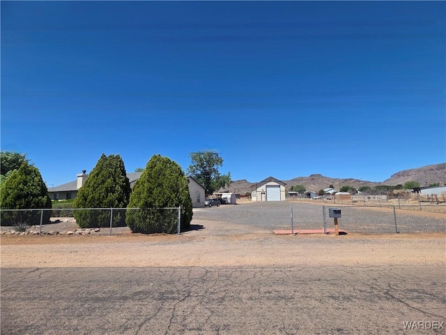view of yard with fence and a mountain view