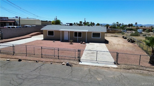 view of front facade featuring a fenced front yard