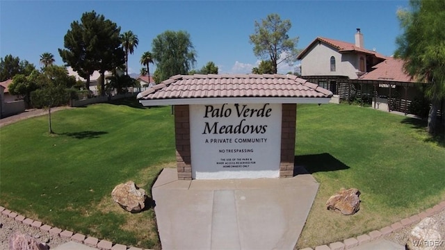 community / neighborhood sign featuring a lawn