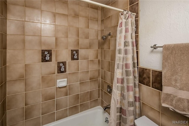 full bath with shower / tub combo with curtain