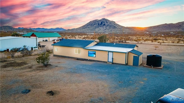 view of front of property with driveway and a mountain view