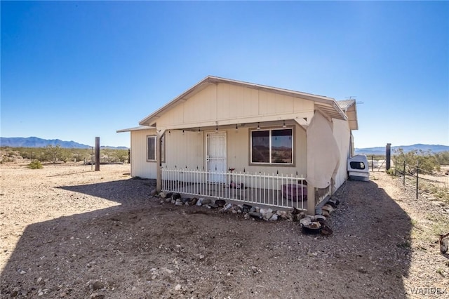 view of front of property featuring a mountain view