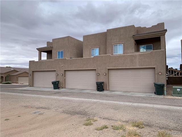 view of front facade featuring stucco siding