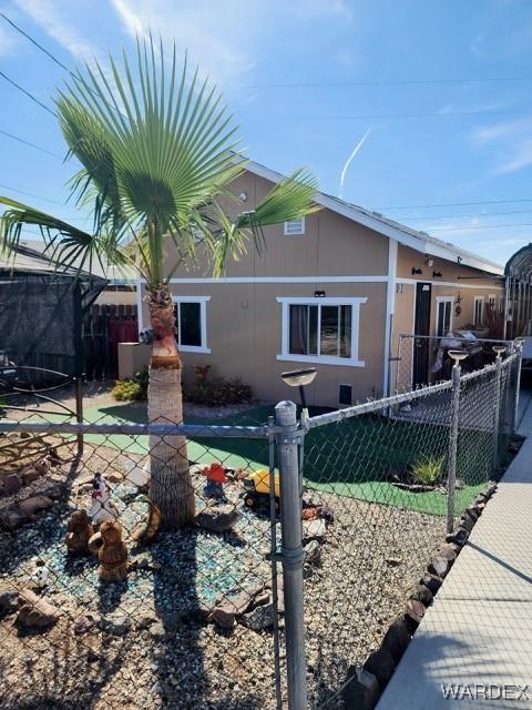 10626 Fenton Dr, Parker, AZ 85344 - view of front of house featuring fence