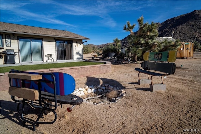 view of yard featuring a mountain view