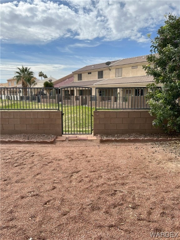 view of front of house featuring a gate, fence, and a front yard