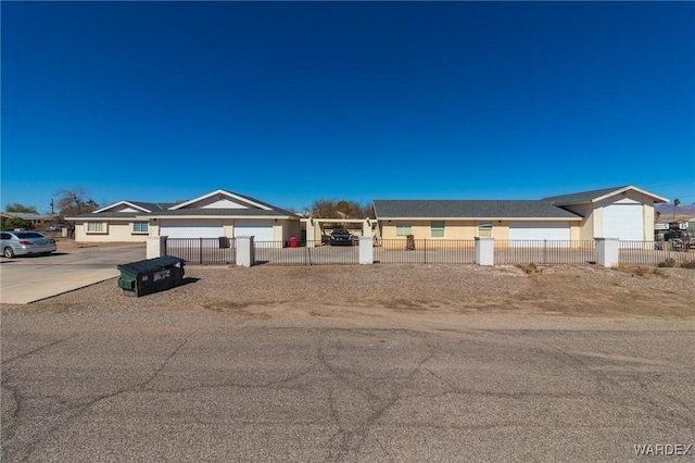 view of front of property featuring a fenced front yard