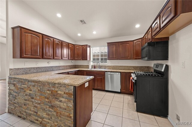 kitchen featuring stainless steel appliances, a peninsula, a sink, visible vents, and vaulted ceiling