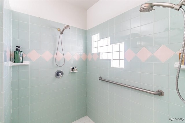 bathroom featuring tiled shower