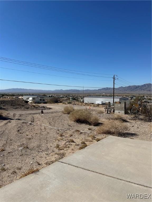 view of yard featuring a mountain view