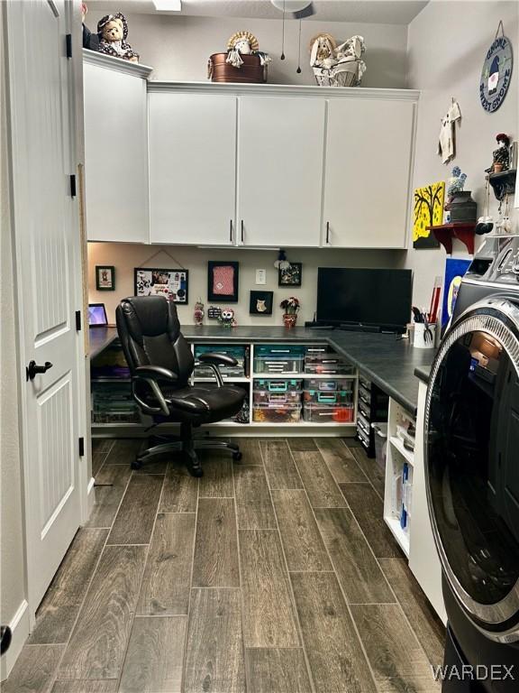 office area featuring washer / dryer, wood tiled floor, and built in study area