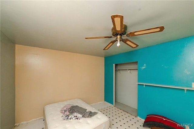 bedroom with a ceiling fan and a closet