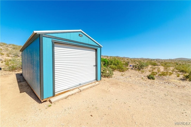 view of outdoor structure with an outbuilding