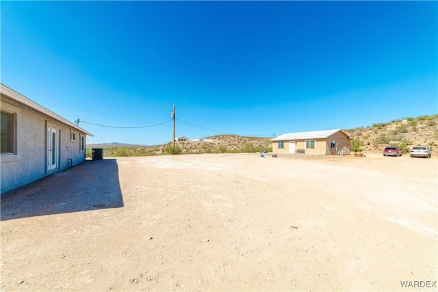 view of yard featuring a mountain view