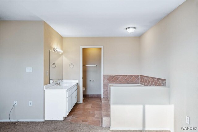 full bathroom featuring baseboards, vanity, and toilet