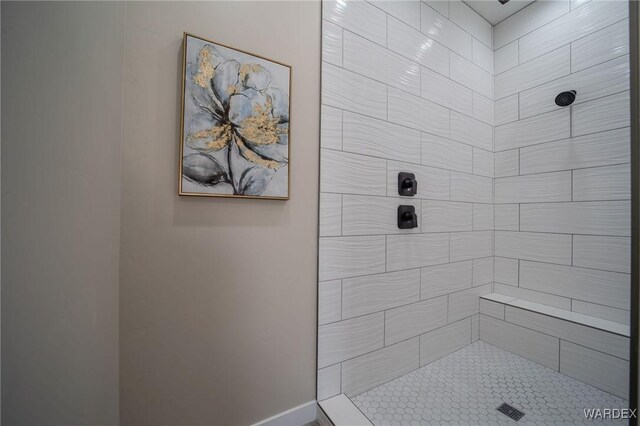 bathroom featuring a tile shower