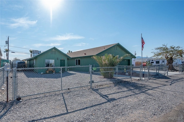 view of front of property featuring a fenced front yard