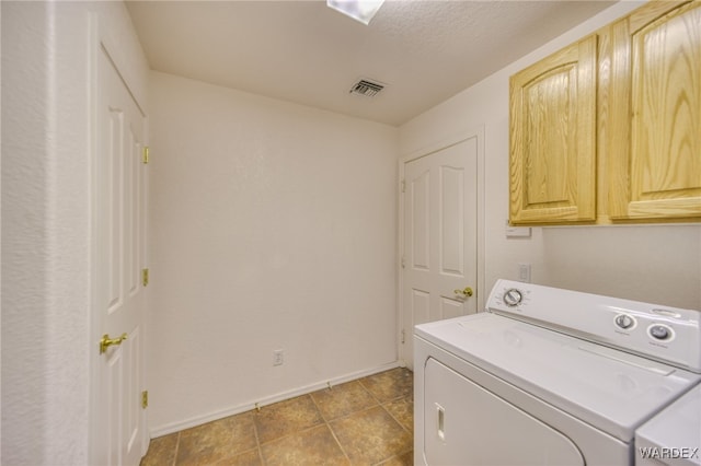 laundry area with washer and clothes dryer, light tile patterned floors, cabinet space, baseboards, and visible vents