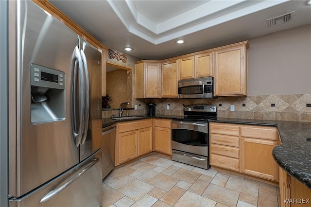 kitchen with visible vents, appliances with stainless steel finishes, a sink, backsplash, and recessed lighting