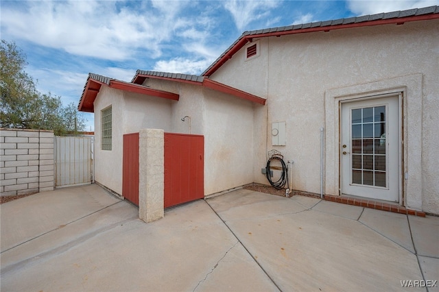 4393 S Colorado Rd, Fort Mohave, AZ 86426 - view of side of property featuring a patio area, stucco siding, and fence