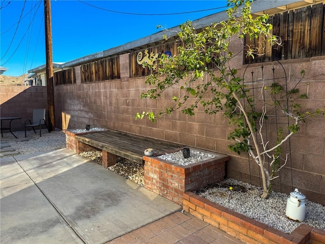 1189 Juanita Ln, Bullhead City, AZ 86442 - fenced backyard with a patio