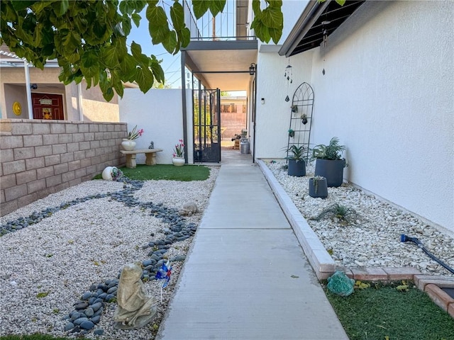1189 Juanita Ln, Bullhead City, AZ 86442 - entrance to property featuring stucco siding and a balcony