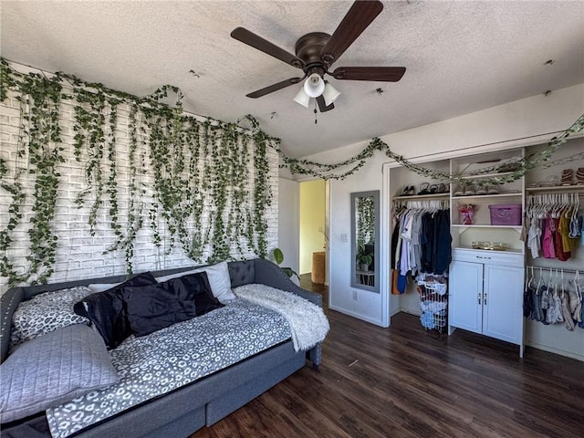 1189 Juanita Ln, Bullhead City, AZ 86442 - bedroom featuring a textured ceiling, a closet, wood finished floors, vaulted ceiling, and a ceiling fan