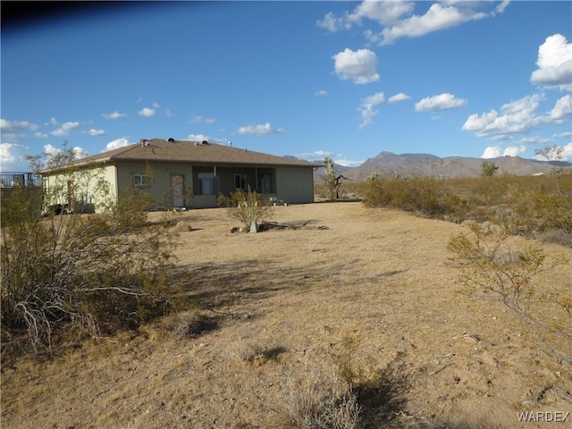 view of yard with a mountain view