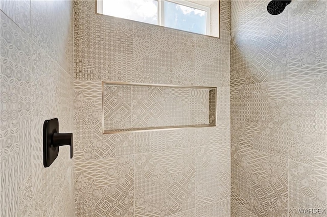 details featuring tiled shower