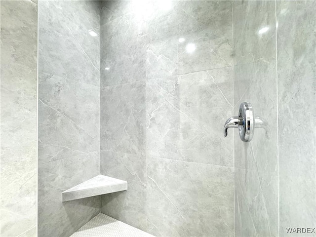 details featuring tiled shower