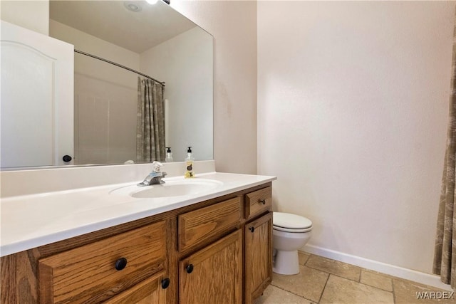 full bathroom with toilet, curtained shower, baseboards, and vanity