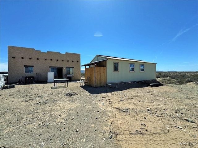 back of house featuring an outdoor structure