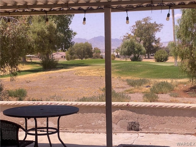 view of yard with a mountain view