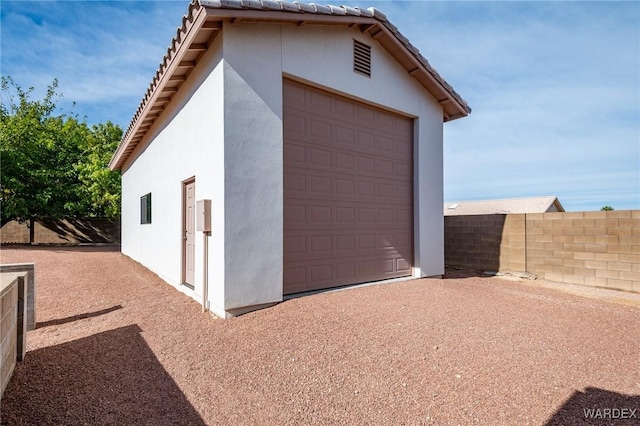 view of outdoor structure with fence and an outdoor structure