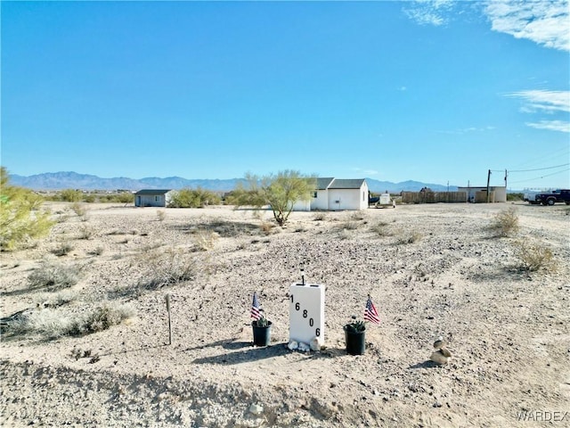 view of yard with a mountain view