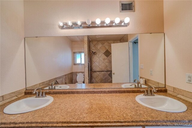 full bathroom with visible vents and a sink